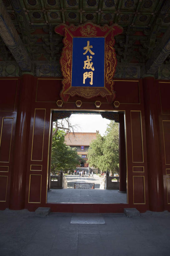 无人,宫殿,竖图,室外,白天,正面,旅游,度假,名胜古迹,植物,标志建筑,地标,建筑,雕塑,北京,孔庙,中国,亚洲,遗迹,艺术,装饰,标志,雕刻,牌匾,文字,字符,首都,古迹,文化,文物,娱乐,标识,建设,古建筑,树,树木,绿色,自然,工艺品,享受,休闲,汉字,旅游胜地,放松,生长,成长,纪念,美术,宫廷,中文,主题,陈列,古文明,东亚,中华人民共和国,东城区,北京市,京,北平,华北地区,功能,美学,国文,华文,王宫,彩图,皇宫,安定门,国子监街,北京孔庙,大成门