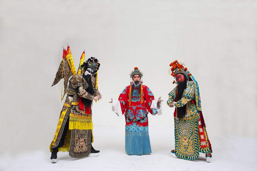 东方人,三个人,兄弟,伙伴,朋友,演员,站,伸展双臂,横图,室内,白天,白色背景,正面,民族服装,友谊,合作,团队,旗帜,亚洲,服装,头饰,注视,黄种人,文化,旗子,衣服,发夹,发饰,夹子,观察,看,站着,大衣,战略,摄影,服饰,影棚,观看,皇帝,权威,察看,衣着,穿着,高贵,关注,中国文化,摄影棚,礼仪,表演服,演出服,京剧,将军,戏曲,国粹,关公,刘备,皮黄,联合,合谋,尊敬,恭敬,权力,统治,旌旗,旗号,权势,衣饰,行礼,天子,将领,九五之尊,圣上,统治者,陛下,官家,势力,道具服,配合,协作,男人,男性,中年男性,亚洲人,敞开双臂,伸开双臂,展开双肩,站立,张开手臂,张开双臂,彩图,全身,影棚拍摄,传统服装,民俗服,拍摄,京剧服饰,车骑将军,司隶校尉,张飞,张益德,张翼德,国剧,京戏,平剧,中国戏曲,昭烈皇帝,烈祖,刘玄德,关长生,关羽,关云长,传统文化,京剧演员,结拜,情义,桃园结义,桃园三结义