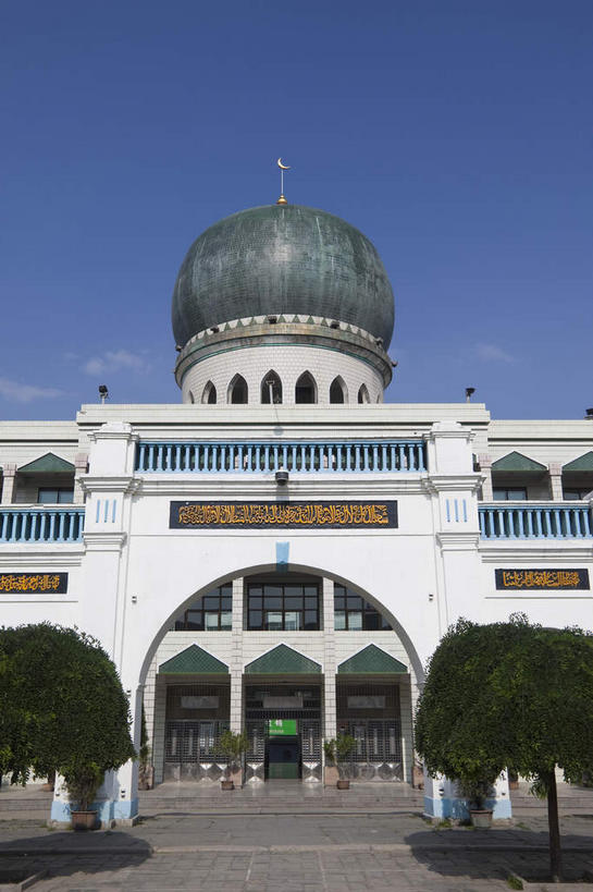 无人,竖图,室外,白天,仰视,旅游,度假,名胜古迹,植物,标志建筑,道路,地标,建筑,路,公路,中国,亚洲,阴影,节日,遗迹,光线,影子,墙,屋顶,云,云朵,交通,云彩,顶棚,古迹,文化,文物,娱乐,建设,古建筑,墙壁,墙面,树,树木,蓝色,绿色,白色,白云,蓝天,天空,阳光,自然,天,祈祷,享受,休闲,健康,旅游胜地,放松,许愿,宗教,信仰,生长,晴朗,成长,纪念,祈求,伊斯兰教,清真寺,古文明,东亚,青海,青海省,西宁,东关清真大寺,中华人民共和国,省会,西北地区,西宁市,青,平安,晴空,马路,彩图,低角度拍摄,城东区,东关大街