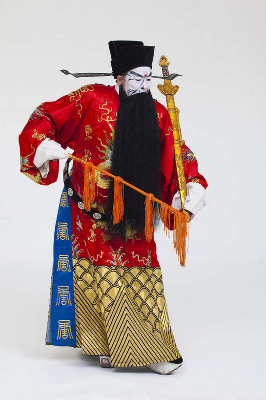 东方人,胡须,一个人,演员,站,竖图,室内,白天,白色背景,正面,民族服装,化妆,旗帜,帽子,亚洲,仅一个男性,仅一个人,仅一个中年男性,握,服装,注视,礼帽,黄种人,文化,旗子,衣服,黑色,彩妆,观察,看,站着,大衣,握着,摄影,服饰,影棚,观看,察看,衣着,穿着,关注,中国文化,摄影棚,表演服,演出服,京剧,戏曲,国粹,皮黄,旌旗,旗号,军事家,政治家,衣饰,文学家,曹操,道具服,男人,男性,中年男性,亚洲人,胡子,络腮胡,站立,彩图,全身,影棚拍摄,传统服装,民俗服,拍摄,京剧服饰,曹阿瞒,曹吉利,曹孟德,国剧,京戏,平剧,中国戏曲,书法家,传统文化,舞台妆,京剧演员