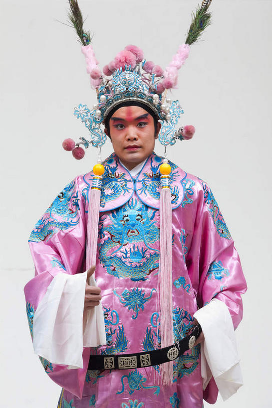东方人,一个人,演员,站,竖图,室内,白天,白色背景,正面,民族服装,化妆,亚洲,仅一个男性,仅一个人,花纹,服装,布,头饰,图案,布纹,注视,黄种人,文化,仅一个年轻男性,衣服,白色,彩妆,发夹,发饰,夹子,观察,看,站着,大衣,摄影,服饰,影棚,观看,武将,布匹,察看,衣着,穿着,关注,中国文化,摄影棚,表演服,演出服,京剧,将军,戏曲,国粹,皮黄,衣饰,道具服,男人,男性,年轻男性,亚洲人,站立,半身,彩图,影棚拍摄,传统服装,民俗服,拍摄,京剧服饰,国剧,京戏,平剧,中国戏曲,传统文化,舞台妆,京剧演员,吕布,吕奉先
