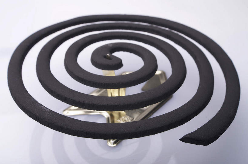 无人,横图,俯视,室内,特写,白天,白色背景,桌面,桌子,静物,金属制品,金属,螺旋,蚊香,架子,一个,摄影,影棚,单个,支撑,固定,摄影棚,盘香,彩图,高角度拍摄,影棚拍摄,拍摄,驱蚊物