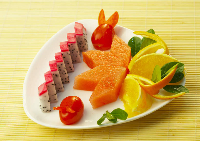 无人,横图,俯视,室内,特写,白天,餐桌,桌子,西瓜,萝卜,胡萝卜,蔬菜,西红柿,小番茄,餐具,水果,雕塑,一排,许多,阴影,新鲜,艺术,整齐,装饰,反射,雕刻,雕像,碟子,盘,影子,陶瓷,生食,食品,果实,陶瓷制品,很多,蔬果,火龙果,食物,排列,白色,盘子,工艺品,碟,青龙果,摄影,有机食品,绿色食品,影棚,餐台,华丽,修饰,美术,点缀,队列,摄影棚,黄萝卜,番萝卜,美学,衬托,美观,雅致,雅观,小西红柿,樱桃小番茄,珍珠小番茄,寒瓜,樱桃番茄,圣女果,红萝卜,甘荀,番茄,彩图,高角度拍摄,影棚拍摄,拍摄,丁香萝卜,胡芦菔金,金笋,食雕,食品雕刻,食物雕刻