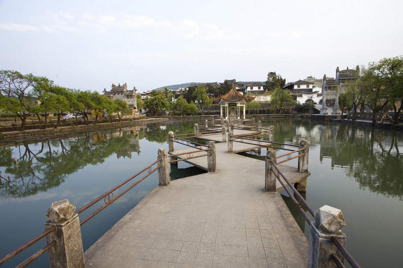 无人,横图,室外,白天,正面,旅游,度假,河流,名胜古迹,水,植物,标志建筑,地标,建筑,腾冲,中国,亚洲,阴影,曲折,弯曲,遗迹,光线,木板,瓦片,影子,河水,水流,云,云朵,桥,木桥,云彩,瓦,古迹,文物,娱乐,建设,古建筑,云南,栈桥,树,树木,蓝色,绿色,白云,倒影,蓝天,天空,阳光,自然,天,享受,休闲,旅游胜地,放松,建造,蜿蜒,生长,晴朗,成长,人行桥,木板桥,倒映,古文明,东亚,屋瓦,云南省,中华人民共和国,西南地区,滇,保山,保山市,反照,晴空,彩图,和顺古镇,腾冲县