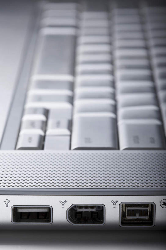 无人,竖图,俯视,室内,特写,白天,白色背景,电脑,笔记本电脑,键盘,静物,网络,银色,输入设备,通讯设备,摄影,影棚,一台,无线,摄影棚,通信设备,无线网络,无线上网,便携式电脑,手提电脑,彩图,高角度拍摄,影棚拍摄,拍摄