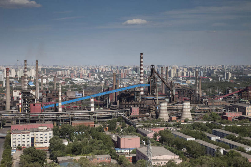 无人,工厂,横图,全景,俯视,室外,白天,旅游,度假,天际线,植物,标志建筑,地标,建筑,北京,中国,亚洲,阴影,光线,影子,云,云朵,首都,云彩,娱乐,建设,树,树木,蓝色,绿色,白云,蓝天,天空,阳光,自然,天,享受,休闲,旅游胜地,放松,工业,生长,晴朗,成长,东亚,冷却塔,钢铁厂,中华人民共和国,北京市,京,北平,华北地区,石景山区,冷却,晴空,彩图,高角度拍摄,制造厂,凉水塔,生产工厂,首钢,首钢集团,石景山