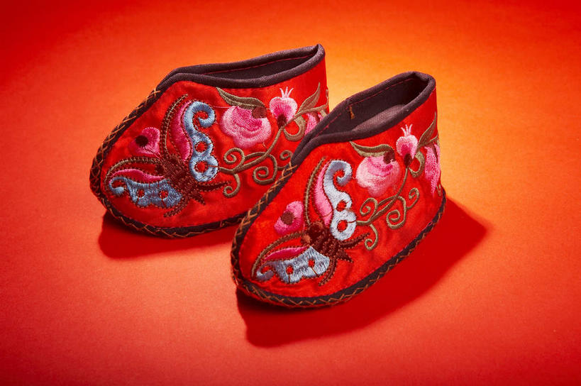 无人,横图,俯视,室内,特写,白天,静物,鞋子,一双,阴影,红色背景,花纹,盛开,反射,纹路,纹理,影子,手工艺品,花蕾,花,花瓣,花朵,鲜花,粉色,花苞,花蕊,摄影,绣花鞋,影棚,布鞋,摄影棚,斑纹,肌理,中国鞋,彩图,高角度拍摄,影棚拍摄,拍摄