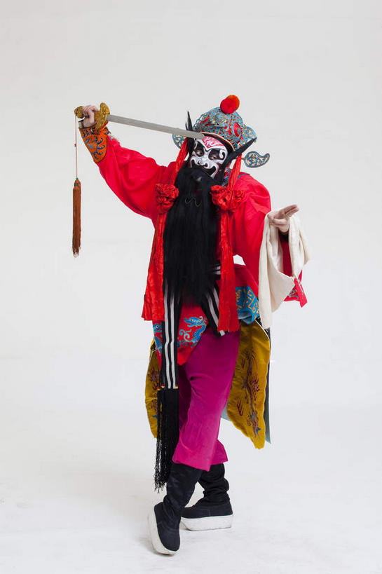 东方人,胡须,一个人,演员,站,举,竖图,室内,白天,白色背景,正面,民族服装,化妆,竞争,亚洲,仅一个男性,仅一个人,仅一个中年男性,一把,对抗,握,服装,辟邪,神话,冲突,头饰,注视,黄种人,破坏,文化,衣服,黑色,彩妆,发夹,发饰,夹子,观察,看,祈祷,托,站着,健康,大衣,武器,战争,握着,许愿,摄影,服饰,影棚,观看,祈求,损坏,察看,剑,攻击,威胁,衣着,穿着,对立,关注,矛盾,中国文化,摄影棚,兵器,传说,防御,表演服,演出服,京剧,戏曲,国粹,钟馗,皮黄,敌对,挫败,斗争,抗拒,抗衡,杀伤,驱邪,祛邪,避邪,威慑,正直,衣饰,道具服,百兵之君,短兵,中国神话,平安,危险,男人,男性,中年男性,亚洲人,胡子,络腮胡,举起,举手,举着,向上举,向上伸,向上托,站立,彩图,全身,影棚拍摄,传统服装,民俗服,拍摄,京剧服饰,国剧,京戏,平剧,中国戏曲,赐福镇宅圣君,刚正不阿,传统文化,舞台妆,京剧演员