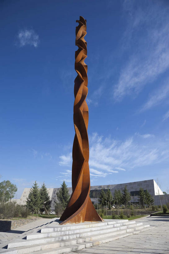 无人,高楼大厦,竖图,室外,白天,正面,旅游,度假,办公楼,植物,标志建筑,大厦,道路,地标,建筑,路,摩天大楼,写字楼,公路,雕塑,中国,亚洲,阴影,艺术,装饰,光线,雕刻,雕像,影子,云,云朵,交通,云彩,娱乐,建设,树,树木,蓝色,绿色,白云,蓝天,天空,阳光,自然,工艺品,楼宇,天,享受,休闲,旅游胜地,商务楼,放松,生长,晴朗,成长,纪念,美术,主题,陈列,东亚,青海,青海省,原子城,金银滩,中华人民共和国,功能,美学,西北地区,青,海北,海北州,海北藏族自治州,晴空,马路,彩图,大楼,高层建筑,高楼,摩天楼,金银滩草原,青海原子城