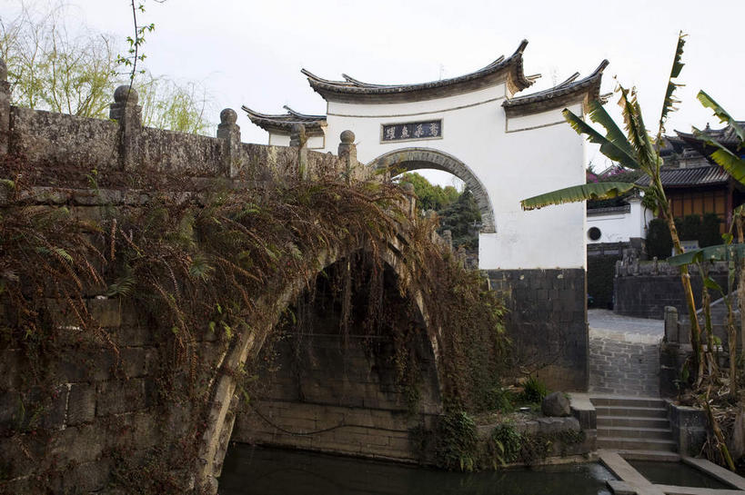 无人,横图,室外,白天,正面,旅游,度假,河流,名胜古迹,水,标志建筑,地标,建筑,桥梁,雕塑,腾冲,中国,亚洲,遗迹,艺术,装饰,标志,雕刻,牌匾,瓦片,文字,字符,河水,水流,桥,瓦,古迹,文化,文物,娱乐,标识,建设,古建筑,石桥,云南,拱桥,天空,工艺品,天,享受,休闲,汉字,旅游胜地,放松,建造,拱形,纪念,人行桥,石拱桥,美术,中文,主题,陈列,古文明,东亚,屋瓦,云南省,中华人民共和国,西南地区,功能,美学,国文,华文,滇,保山,保山市,彩图,和顺古镇,腾冲县