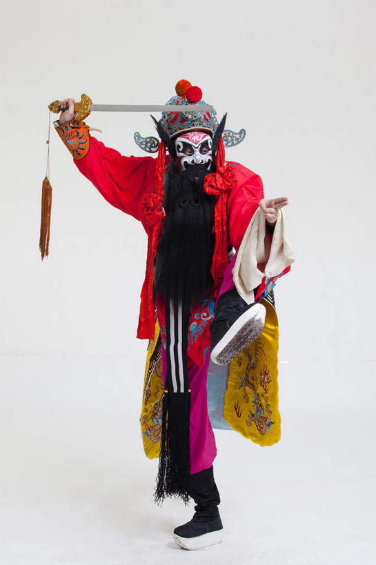 东方人,胡须,一个人,演员,站,举,竖图,室内,白天,白色背景,正面,民族服装,化妆,竞争,亚洲,仅一个男性,仅一个人,仅一个中年男性,一把,对抗,握,服装,辟邪,神话,冲突,头饰,抬腿,注视,黄种人,破坏,文化,衣服,黑色,彩妆,发夹,发饰,夹子,观察,看,祈祷,托,站着,健康,大衣,武器,战争,握着,许愿,摄影,服饰,影棚,观看,祈求,损坏,察看,剑,攻击,威胁,衣着,穿着,对立,关注,矛盾,中国文化,摄影棚,兵器,传说,防御,表演服,演出服,京剧,戏曲,国粹,钟馗,皮黄,敌对,挫败,斗争,抗拒,抗衡,杀伤,驱邪,祛邪,避邪,威慑,正直,衣饰,道具服,百兵之君,短兵,中国神话,平安,危险,男人,男性,中年男性,亚洲人,胡子,络腮胡,举起,举手,举着,向上举,向上伸,向上托,站立,彩图,全身,影棚拍摄,传统服装,民俗服,拍摄,京剧服饰,国剧,京戏,平剧,中国戏曲,赐福镇宅圣君,刚正不阿,传统文化,舞台妆,京剧演员
