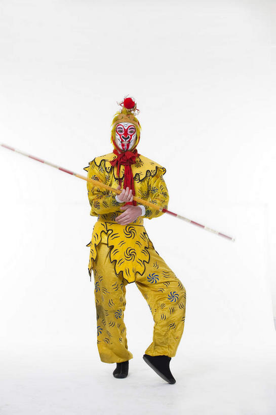 东方人,一个人,演员,站,竖图,室内,白天,白色背景,正面,化妆,亚洲,仅一个男性,仅一个人,仅一个中年男性,握,服装,神话,头饰,注视,黄种人,文化,领巾,衣服,红色,彩妆,发夹,夹子,观察,看,站着,金色,武器,握着,孙悟空,摄影,服饰,影棚,小说,观看,察看,衣着,穿着,关注,文学,中国文化,金箍棒,摄影棚,兵器,善良,表演服,演出服,京剧,忠诚,戏曲,国粹,皮黄,冲动,衣饰,道具服,名著,四大名著,西游记,西游释厄传,弼马温,大圣,斗战胜佛,灵明石猴,美猴王,齐天大圣,孙行者,悟空,定海神针,定海神珍,灵阳棒,如意金箍棒,天河镇底神珍,聪明,男人,男性,中年男性,亚洲人,站立,彩图,全身,影棚拍摄,拍摄,领饰,国剧,京戏,平剧,中国戏曲,传统文化,舞台妆,京剧演员