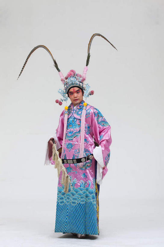 东方人,一个人,演员,站,竖图,室内,白天,白色背景,正面,民族服装,化妆,亚洲,仅一个男性,仅一个人,服装,头饰,注视,黄种人,文化,仅一个年轻男性,衣服,彩妆,发夹,发饰,夹子,观察,看,站着,大衣,摄影,服饰,影棚,观看,武将,察看,衣着,穿着,关注,中国文化,摄影棚,表演服,演出服,京剧,将军,戏曲,国粹,皮黄,衣饰,道具服,男人,男性,年轻男性,亚洲人,站立,彩图,全身,影棚拍摄,传统服装,民俗服,拍摄,京剧服饰,国剧,京戏,平剧,中国戏曲,传统文化,舞台妆,京剧演员,吕布,吕奉先