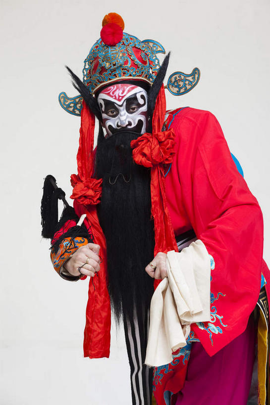 东方人,一个人,演员,站,竖图,室内,白天,白色背景,正面,民族服装,化妆,亚洲,仅一个男性,仅一个人,仅一个中年男性,花纹,服装,辟邪,神话,布,丝绸,丝带,头饰,图案,缎带,布纹,注视,黄种人,文化,绸带,衣服,红色,彩妆,发夹,发饰,夹子,观察,看,祈祷,站着,健康,大衣,许愿,摄影,服饰,影棚,观看,祈求,布匹,察看,衣着,穿着,关注,中国文化,摄影棚,传说,表演服,演出服,京剧,戏曲,国粹,钟馗,皮黄,驱邪,祛邪,避邪,正直,衣饰,道具服,中国神话,平安,男人,男性,中年男性,亚洲人,站立,半身,彩图,影棚拍摄,传统服装,民俗服,拍摄,京剧服饰,国剧,京戏,平剧,中国戏曲,赐福镇宅圣君,刚正不阿,传统文化,舞台妆,京剧演员