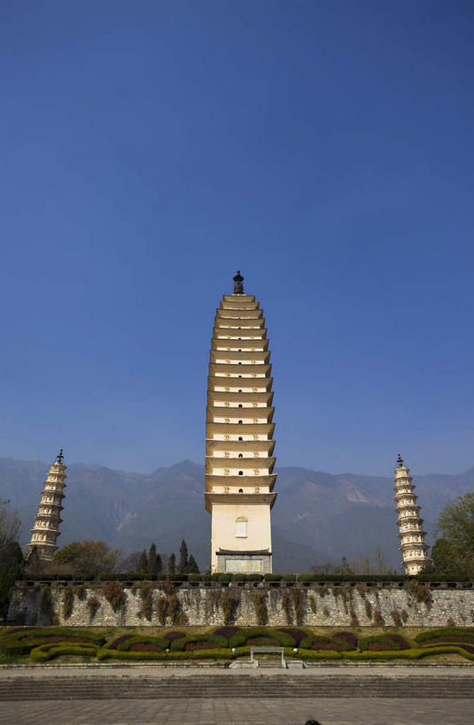 无人,竖图,室外,白天,仰视,旅游,度假,名胜古迹,山,山脉,植物,标志建筑,地标,建筑,大理,中国,亚洲,阴影,遗迹,光线,影子,山峰,塔,山峦,古迹,文物,娱乐,建设,古建筑,宝塔,云南,佛塔,树,树木,蓝色,绿色,蓝天,天空,阳光,自然,群山,天,享受,休闲,旅游胜地,放松,生长,晴朗,成长,古文明,东亚,云南省,万里无云,中华人民共和国,西南地区,崇圣寺,崇圣寺三塔,滇,大理州,大理白族自治州,浮图,浮屠,晴空,晴空万里,彩图,低角度拍摄,塔婆,浮图塔,浮头,佛图,大理崇圣寺,大理三塔,三塔,云南崇圣寺三塔