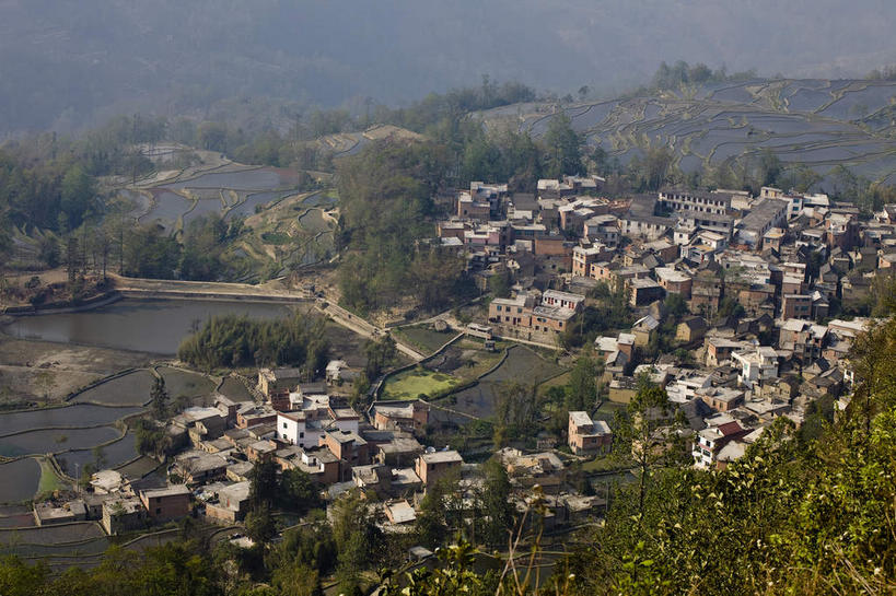 无人,家,横图,俯视,航拍,室外,白天,旅游,度假,美景,山,山脉,树林,植物,雾,中国,亚洲,朦胧,模糊,房屋,屋子,景观,山峰,公寓,山峦,娱乐,洋房,楼房,云南,住宅,树,树木,绿色,自然,群山,享受,休闲,景色,放松,生长,成长,迷雾,鸟瞰,自然风光,东亚,元阳,云南省,中华人民共和国,西南地区,滇,红河,红河州,红河哈尼族彝族自治州,哀牢山,元阳梯田,元阳县,大雾,彩图,高角度拍摄,房子,元阳哈尼族梯田