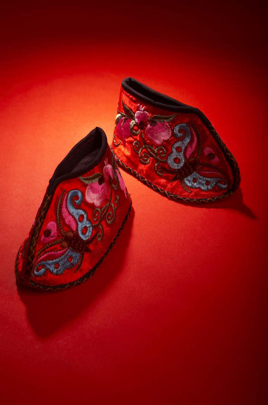 无人,竖图,俯视,室内,特写,白天,静物,鞋子,一双,阴影,红色背景,花纹,盛开,反射,纹路,纹理,影子,手工艺品,花蕾,花,花瓣,花朵,鲜花,粉色,花苞,花蕊,摄影,绣花鞋,影棚,布鞋,摄影棚,斑纹,肌理,中国鞋,彩图,高角度拍摄,影棚拍摄,拍摄