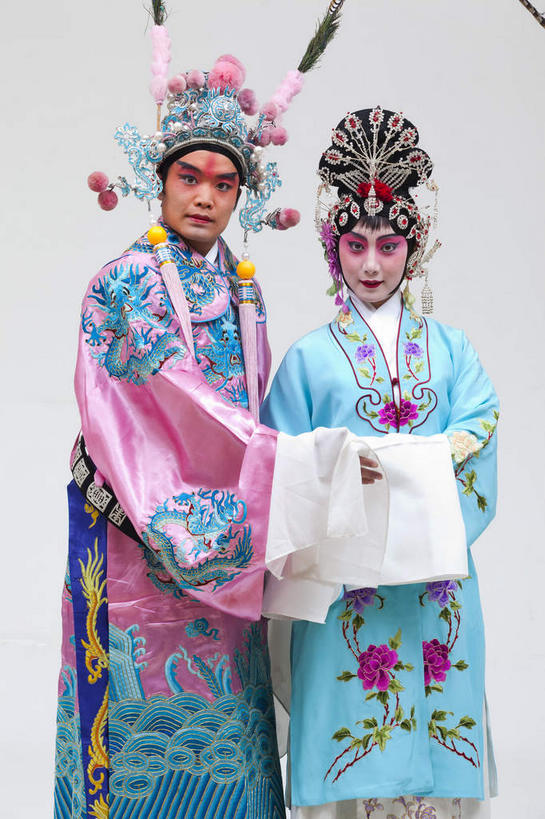 东方人,两个人,伙伴,朋友,演员,站,竖图,室内,白天,白色背景,正面,民族服装,友谊,合作,团队,亚洲,服装,装饰,头饰,注视,黄种人,文化,发簪,衣服,发饰,饰品,扶,观察,看,站着,大衣,美女,战略,摄影,服饰,影棚,观看,武将,华丽,修饰,点缀,察看,扶着,衣着,穿着,关注,中国文化,摄影棚,表演服,演出服,京剧,将军,配饰,戏曲,国粹,貂蝉,皮黄,联合,合谋,衬托,美观,雅致,雅观,簪子,衣饰,玉人,佳人,道具服,配合,协作,男人,男性,年轻男性,年轻女性,女人,女性,亚洲人,站立,半身,彩图,影棚拍摄,传统服装,民俗服,拍摄,京剧服饰,国剧,京戏,平剧,中国戏曲,四大美女,侍女,闭月,任红昌,传统文化,丽人,美人,京剧演员,吕布,吕奉先