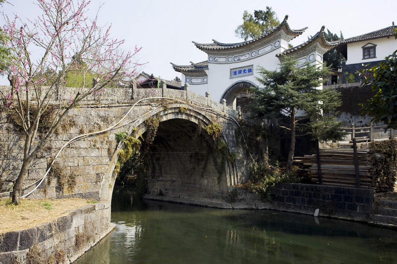 无人,横图,室外,白天,正面,旅游,度假,河流,名胜古迹,水,标志建筑,地标,建筑,桥梁,雕塑,腾冲,中国,亚洲,遗迹,艺术,装饰,标志,雕刻,牌匾,瓦片,文字,字符,河水,水流,桥,瓦,古迹,文化,文物,娱乐,标识,建设,古建筑,石桥,云南,拱桥,天空,工艺品,天,享受,休闲,汉字,旅游胜地,放松,建造,拱形,纪念,人行桥,石拱桥,美术,中文,主题,陈列,古文明,东亚,屋瓦,云南省,中华人民共和国,西南地区,功能,美学,国文,华文,滇,保山,保山市,彩图,和顺古镇,腾冲县