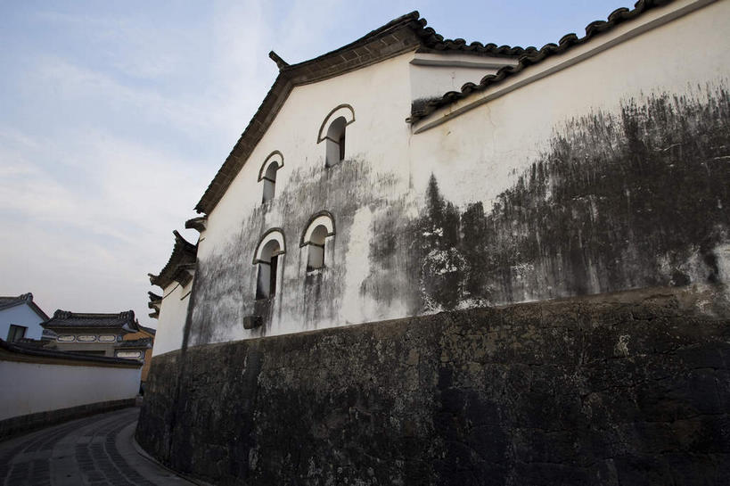 无人,横图,室外,白天,仰视,旅游,度假,名胜古迹,标志建筑,地标,建筑,腾冲,中国,亚洲,阴影,遗迹,光线,瓦片,影子,墙,云,云朵,小巷,云彩,瓦,古迹,文物,娱乐,建设,古建筑,弄堂,云南,墙壁,墙面,巷子,蓝色,白色,白云,蓝天,天空,阳光,天,享受,休闲,旅游胜地,放松,建造,晴朗,古文明,东亚,屋瓦,云南省,中华人民共和国,西南地区,滇,保山,保山市,晴空,彩图,低角度拍摄,和顺古镇,腾冲县