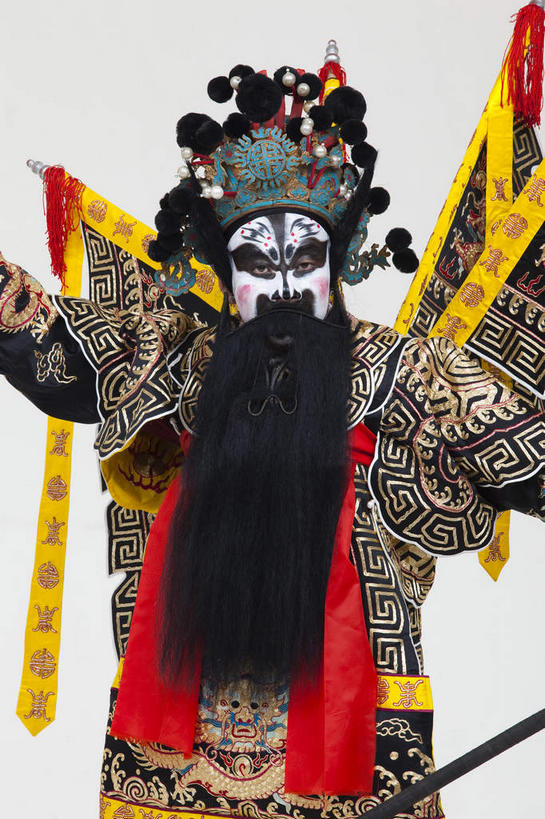 东方人,胡须,一个人,演员,站,竖图,室内,白天,正面,民族服装,化妆,亚洲,仅一个男性,仅一个人,仅一个中年男性,表演,灰色背景,服装,头饰,注视,黄种人,文化,扮演,衣服,黄色,黑色,彩妆,观察,看,站着,大衣,摄影,服饰,影棚,观看,察看,演出,衣着,穿着,关注,中国文化,摄影棚,戏剧,表演服,演出服,京剧,将军,戏曲,国粹,皮黄,衣饰,道具服,男人,男性,中年男性,亚洲人,胡子,络腮胡,站立,半身,彩图,影棚拍摄,传统服装,民俗服,拍摄,京剧服饰,车骑将军,司隶校尉,张飞,张益德,张翼德,国剧,京戏,平剧,中国戏曲,传统文化,舞台妆,京剧演员