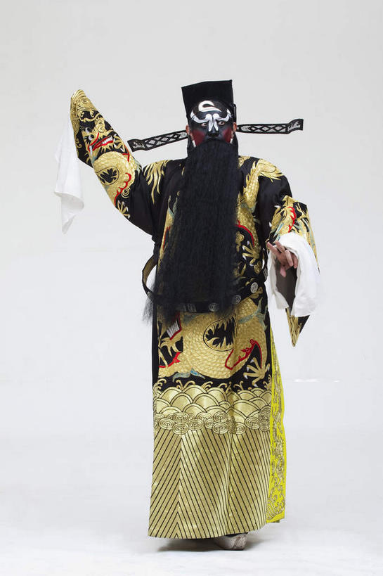 东方人,胡须,一个人,演员,站,举,竖图,室内,白天,正面,民族服装,化妆,帽子,亚洲,仅一个男性,仅一个人,仅一个中年男性,表演,灰色背景,服装,注视,黄种人,文化,扮演,衣服,黑色,彩妆,观察,看,手势,托,站着,摄影,服饰,影棚,观看,察看,演出,衣着,穿着,关注,中国文化,摄影棚,戏剧,表演服,演出服,京剧,戏曲,国粹,包公,皮黄,一顶,衣饰,官员,道具服,男人,男性,中年男性,亚洲人,胡子,络腮胡,举起,举手,举着,向上举,向上伸,向上托,站立,彩图,全身,影棚拍摄,传统服装,民俗服,拍摄,京剧服饰,国剧,京戏,平剧,中国戏曲,官吏,官臣,包拯,包希仁,包青天,传统文化,舞台妆,京剧演员