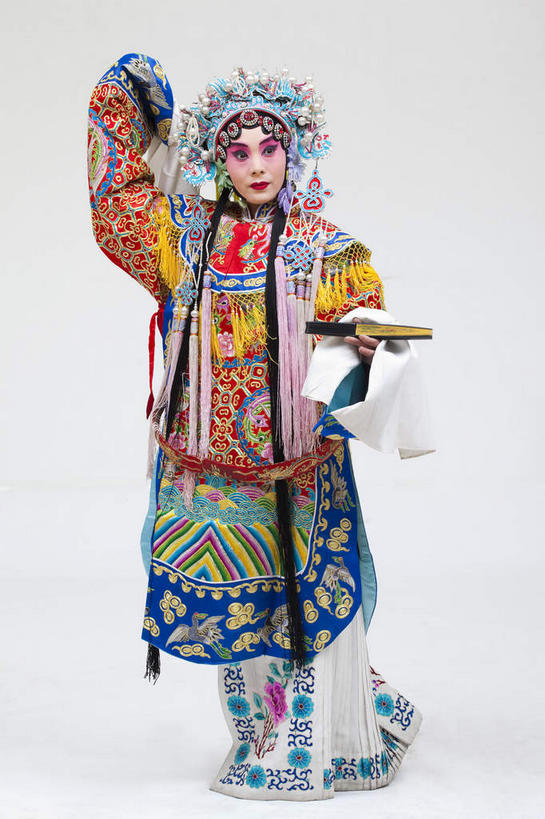 东方人,一个人,演员,音乐家,站,举,竖图,室内,白天,正面,民族服装,化妆,亚洲,仅一个年轻女性,仅一个女性,仅一个人,一把,表演,握,灰色背景,服装,装饰,扇子,头饰,折扇,纸扇,清凉,拿,拿着,注视,黄种人,凉爽,文化,扮演,衣服,彩妆,发饰,饰品,观察,看,托,站着,美女,握着,摄影,服饰,影棚,观看,华丽,修饰,点缀,察看,演出,衣着,穿着,关注,中国文化,摄影棚,戏剧,表演服,演出服,京剧,配饰,戏曲,国粹,杨贵妃,杨玉环,皮黄,衬托,美观,雅致,雅观,撒扇,衣饰,玉人,佳人,道具服,年轻女性,女人,女性,亚洲人,舞蹈家,举起,举手,举着,向上举,向上伸,向上托,站立,彩图,全身,影棚拍摄,传统服装,民俗服,拍摄,京剧服饰,国剧,京戏,平剧,中国戏曲,四大美女,贵妃,羞花,杨太真,传统文化,丽人,美人,舞台妆,京剧演员