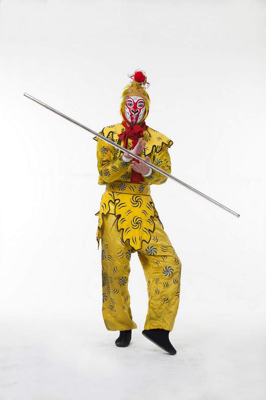 东方人,一个人,演员,站,竖图,室内,白天,正面,民族服装,化妆,亚洲,仅一个男性,仅一个人,仅一个中年男性,一根,表演,握,灰色背景,服装,神话,拿,拿着,注视,黄种人,文化,扮演,衣服,黄色,彩妆,观察,看,站着,武器,握着,孙悟空,摄影,服饰,影棚,小说,观看,察看,演出,衣着,穿着,关注,文学,中国文化,金箍棒,摄影棚,兵器,善良,戏剧,表演服,演出服,京剧,忠诚,戏曲,国粹,皮黄,冲动,衣饰,道具服,名著,四大名著,西游记,西游释厄传,弼马温,大圣,斗战胜佛,灵明石猴,美猴王,齐天大圣,孙行者,悟空,定海神针,定海神珍,灵阳棒,如意金箍棒,天河镇底神珍,聪明,男人,男性,中年男性,亚洲人,站立,彩图,全身,影棚拍摄,传统服装,民俗服,拍摄,京剧服饰,国剧,京戏,平剧,中国戏曲,传统文化,舞台妆,京剧演员