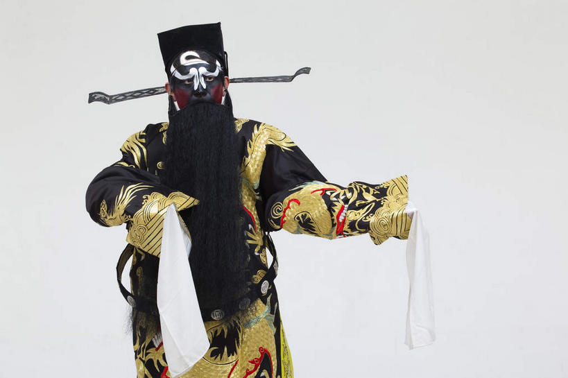 东方人,胡须,一个人,演员,站,横图,室内,白天,正面,民族服装,化妆,帽子,亚洲,仅一个男性,仅一个人,仅一个中年男性,表演,灰色背景,服装,注视,黄种人,文化,扮演,衣服,黑色,彩妆,观察,看,手势,站着,摄影,服饰,影棚,观看,察看,演出,衣着,穿着,关注,中国文化,摄影棚,戏剧,表演服,演出服,京剧,戏曲,国粹,包公,皮黄,一顶,衣饰,官员,道具服,男人,男性,中年男性,亚洲人,胡子,络腮胡,站立,半身,彩图,影棚拍摄,传统服装,民俗服,拍摄,京剧服饰,国剧,京戏,平剧,中国戏曲,官吏,官臣,包拯,包希仁,包青天,传统文化,舞台妆,京剧演员