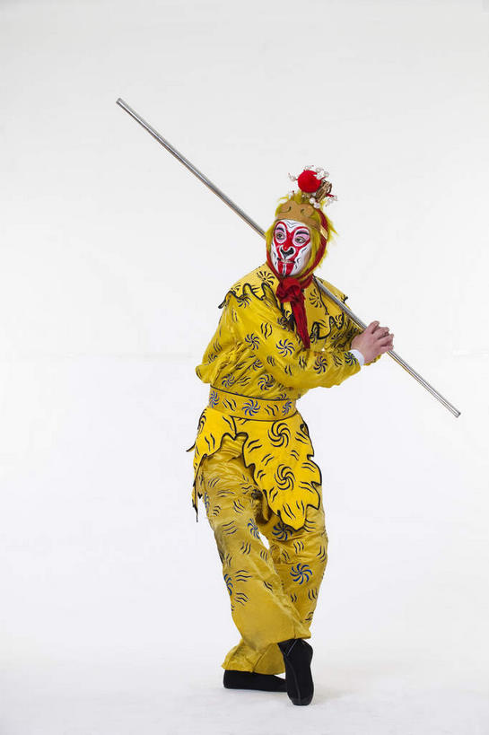 东方人,一个人,演员,站,竖图,室内,白天,正面,民族服装,化妆,亚洲,仅一个男性,仅一个人,仅一个中年男性,一根,表演,握,灰色背景,服装,神话,拿,拿着,扭头,注视,黄种人,文化,扮演,衣服,黄色,彩妆,观察,看,站着,转头,武器,握着,孙悟空,摄影,服饰,影棚,小说,观看,察看,演出,衣着,穿着,关注,文学,中国文化,金箍棒,摄影棚,兵器,善良,戏剧,表演服,演出服,京剧,忠诚,戏曲,国粹,皮黄,冲动,衣饰,道具服,名著,四大名著,西游记,西游释厄传,弼马温,大圣,斗战胜佛,灵明石猴,美猴王,齐天大圣,孙行者,悟空,定海神针,定海神珍,灵阳棒,如意金箍棒,天河镇底神珍,聪明,男人,男性,中年男性,亚洲人,站立,彩图,全身,影棚拍摄,传统服装,民俗服,拍摄,京剧服饰,国剧,京戏,平剧,中国戏曲,传统文化,舞台妆,京剧演员