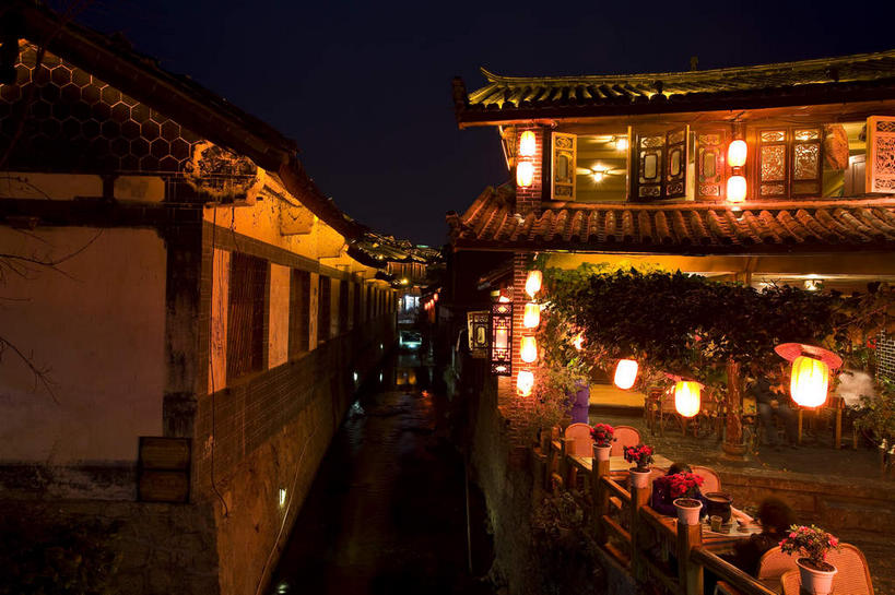 无人,家,横图,室外,夜晚,正面,旅游,度假,名胜古迹,标志建筑,地标,建筑,照明,丽江,中国,亚洲,吊挂,悬挂,阴影,遗迹,光线,灯笼,影子,纸灯笼,房屋,屋子,灯光,挂,古迹,文物,娱乐,建设,古建筑,楼房,云南,住宅,灯具,享受,休闲,旅游胜地,放松,照亮,照明设备,古文明,东亚,云南省,丽江古城,中华人民共和国,西南地区,滇,丽江市,彩图,房子,大研古城,丽江古镇