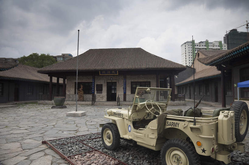 无人,家,横图,室外,白天,正面,旅游,度假,植物,标志建筑,地标,建筑,汽车,中国,亚洲,一辆,停靠,房屋,屋子,乌云,云,阴天,云朵,公寓,云彩,娱乐,建设,洋房,楼房,住宅,车,树,树木,绿色,天空,自然,交通工具,轿车,天,享受,休闲,旅游胜地,放松,生长,成长,昏暗,阴沉,停泊,载具,东亚,青海,青海省,西宁,中华人民共和国,省会,西北地区,西宁市,青,彩图,房子,马步芳公馆,馨庐公馆