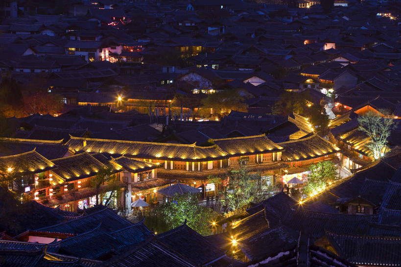 无人,家,横图,俯视,室外,夜晚,旅游,度假,名胜古迹,植物,标志建筑,地标,建筑,照明,丽江,中国,亚洲,阴影,遗迹,光线,灯笼,影子,纸灯笼,房屋,屋子,灯光,古迹,文物,娱乐,建设,古建筑,楼房,云南,住宅,树,树木,绿色,自然,灯具,享受,休闲,旅游胜地,放松,生长,成长,照亮,照明设备,古文明,东亚,云南省,丽江古城,中华人民共和国,西南地区,滇,丽江市,彩图,高角度拍摄,房子,大研古城,丽江古镇