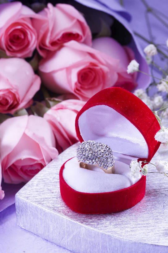 无人,竖图,俯视,室内,特写,白天,爱情,奢侈,幸福,纯洁,热情,水,露水,玫瑰,珠宝,情人节,节日,庆祝,盛开,透明,矿石,液体,水滴,玫瑰花,一枚,浪漫,花蕾,文化,首饰盒,钻戒,钻石,盒子,水珠,装饰品,花,花瓣,花朵,鲜花,粉色,红色,戒指,容器,饰品,首饰,露珠,花苞,花蕊,庆典,温暖,温馨,恩爱,摄影,影棚,纪念,生机,储藏,金刚石,昂贵,坚硬,信物,贵重,和睦,宝石,权利,储存,剔透,摄影棚,坚定,感动,粉玫瑰,信念,尊敬,灵动,手饰,约定,通明,宝贵,天真,刺玫花,徘徊花,彩图,高角度拍摄,影棚拍摄,拍摄,晶莹,融洽,贮存,指环