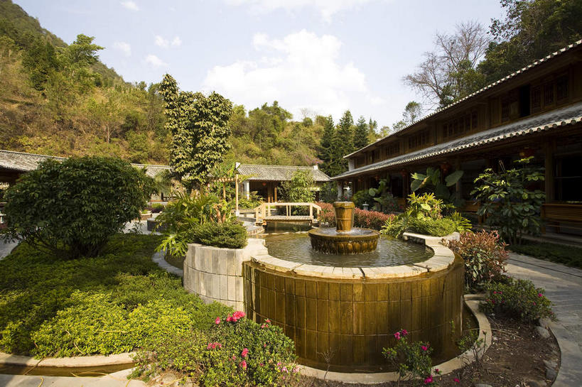 无人,家,木屋,横图,室外,白天,正面,旅游,度假,草地,草坪,美景,树林,温泉,植物,雾,中国,亚洲,阴影,沸腾,盛开,光线,蒸汽,影子,景观,云,云朵,水蒸气,雾气,花蕾,云彩,娱乐,云南,住宅,草,花,花瓣,花朵,鲜花,树,树木,蓝色,绿色,白云,蓝天,天空,阳光,自然,天,花苞,花蕊,享受,休闲,温暖,景色,放松,泉水,生长,温和,晴朗,成长,气体,自然风光,东亚,云南省,中华人民共和国,西南地区,蒸发,滇,保山,保山市,地热,晴空,彩图,茅舍,茅屋,棚屋,小木屋,小屋,腾冲县,腾冲热海,腾冲热海风景区