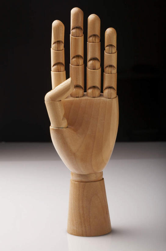 手,无人,竖图,室内,特写,白天,正面,静物,阴影,反射,木制,影子,木制品,手势,手部,手语,摄影,影棚,单手,摄影棚,哑语,语言,交流,沟通,彩图,影棚拍摄,拍摄,打手势