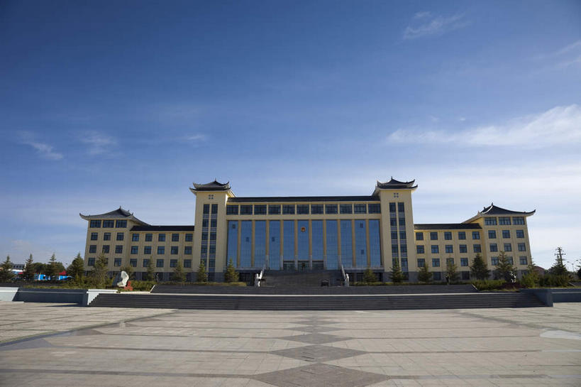 无人,横图,室外,白天,正面,旅游,度假,美景,植物,城市风光,标志建筑,城市,地标,建筑,中国,亚洲,阴影,光线,影子,景观,云,云朵,云彩,娱乐,建设,树,树木,蓝色,绿色,白云,蓝天,天空,阳光,自然,天,享受,休闲,景色,放松,生长,晴朗,成长,东亚,青海,青海省,原子城,金银滩,中华人民共和国,西北地区,青,海北,海北州,海北藏族自治州,晴空,彩图,金银滩草原,青海原子城