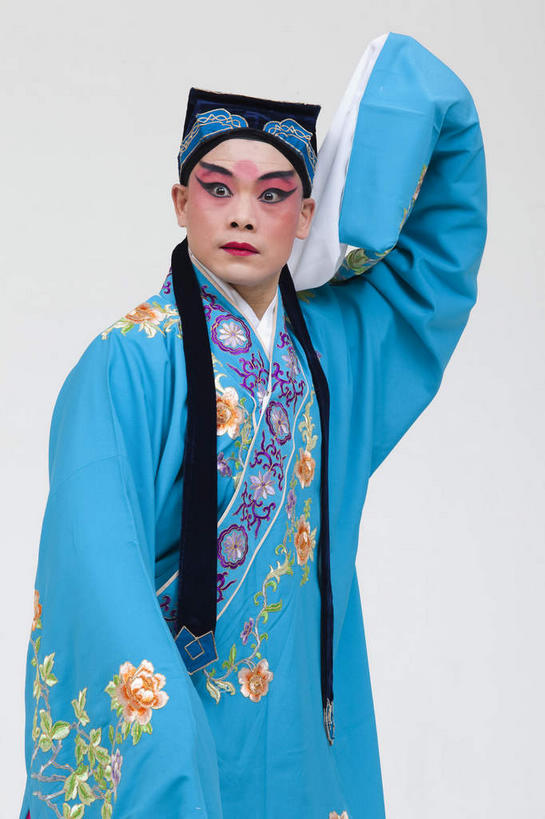 东方人,一个人,演员,站,举,竖图,室内,白天,正面,民族服装,化妆,帽子,亚洲,仅一个男性,仅一个人,表演,灰色背景,服装,注视,黄种人,文化,扮演,仅一个年轻男性,衣服,蓝色,彩妆,观察,看,托,站着,摄影,服饰,影棚,观看,察看,演出,衣着,穿着,关注,中国文化,摄影棚,戏剧,表演服,演出服,京剧,戏曲,国粹,皮黄,一顶,衣饰,道具服,男人,男性,年轻男性,亚洲人,举起,举手,举着,向上举,向上伸,向上托,站立,半身,彩图,影棚拍摄,传统服装,民俗服,拍摄,京剧服饰,国剧,京戏,平剧,中国戏曲,传统文化,舞台妆,京剧演员,才子,张珙,张生