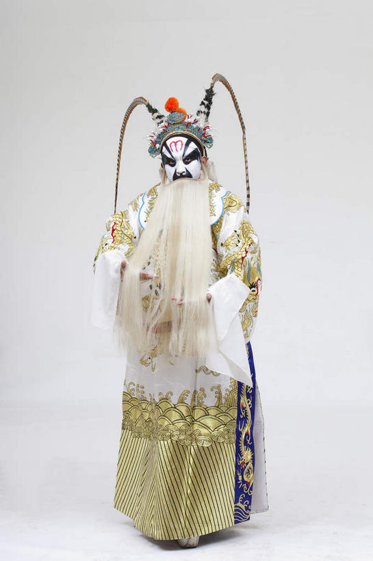 东方人,胡须,一个人,演员,站,竖图,室内,白天,正面,民族服装,化妆,亚洲,仅一个男性,仅一个人,仅一个中年男性,表演,灰色背景,服装,神话,头饰,注视,黄种人,文化,扮演,衣服,白色,彩妆,观察,看,站着,摄影,龙王,服饰,影棚,观看,神仙,察看,演出,衣着,穿着,关注,中国文化,摄影棚,戏剧,传说,表演服,演出服,京剧,戏曲,国粹,皮黄,衣饰,道具服,中国神话,男人,男性,中年男性,亚洲人,胡子,络腮胡,站立,彩图,全身,影棚拍摄,传统服装,民俗服,拍摄,京剧服饰,国剧,京戏,平剧,中国戏曲,传统文化,舞台妆,京剧演员