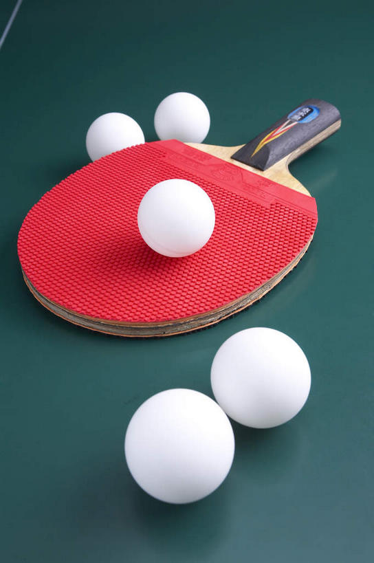 无人,竖图,俯视,室内,特写,白天,静物,许多,绿色背景,阴影,反射,影子,乒乓球拍,乒乓球装备,乒乓球桌,球拍,很多,运动器械,红色,白色,健身器械,摄影,影棚,摄影棚,健身器材,乒乓球球拍,乒乓球,乒乓球运动,彩图,高角度拍摄,影棚拍摄,拍摄,乒乓球台,运动器材