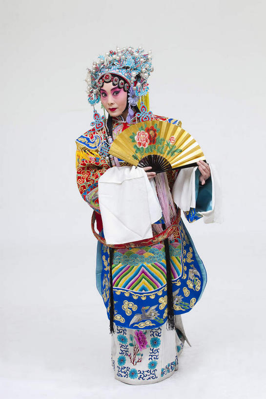 东方人,一个人,演员,音乐家,站,竖图,室内,白天,正面,民族服装,化妆,亚洲,仅一个年轻女性,仅一个女性,仅一个人,一把,表演,握,灰色背景,服装,装饰,扇子,头饰,折扇,纸扇,清凉,拿,拿着,注视,黄种人,凉爽,文化,扮演,衣服,彩妆,发饰,饰品,观察,看,站着,美女,握着,摄影,服饰,影棚,观看,华丽,修饰,点缀,察看,演出,衣着,穿着,关注,中国文化,摄影棚,戏剧,表演服,演出服,京剧,配饰,戏曲,国粹,杨贵妃,杨玉环,皮黄,衬托,美观,雅致,雅观,撒扇,衣饰,玉人,佳人,道具服,年轻女性,女人,女性,亚洲人,舞蹈家,站立,彩图,全身,影棚拍摄,传统服装,民俗服,拍摄,京剧服饰,国剧,京戏,平剧,中国戏曲,四大美女,贵妃,羞花,杨太真,传统文化,丽人,美人,舞台妆,京剧演员