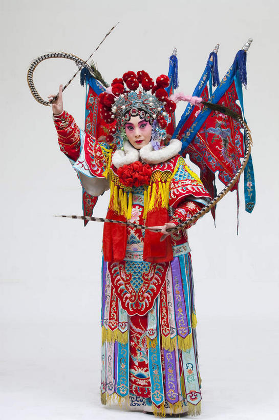 东方人,一个人,演员,站,竖图,室内,白天,正面,民族服装,化妆,亚洲,仅一个年轻女性,仅一个女性,仅一个人,表演,握,灰色背景,服装,头饰,拿,拿着,注视,黄种人,文化,扮演,衣服,红色,彩妆,观察,看,站着,握着,摄影,服饰,影棚,观看,察看,演出,衣着,穿着,关注,中国文化,摄影棚,戏剧,表演服,演出服,京剧,将军,戏曲,国粹,穆桂英,皮黄,衣饰,英雄,道具服,年轻女性,女人,女性,亚洲人,站立,彩图,全身,影棚拍摄,传统服装,民俗服,拍摄,京剧服饰,国剧,京戏,平剧,中国戏曲,杨门女将,女中丈夫,女中豪杰,巾帼英雄,巾帼须眉,传统文化,舞台妆,京剧演员