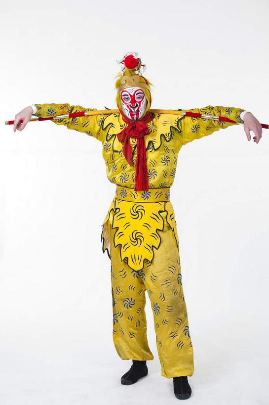 东方人,一个人,演员,站,伸展双臂,竖图,室内,白天,正面,民族服装,化妆,亚洲,仅一个男性,仅一个人,仅一个中年男性,一根,表演,握,灰色背景,服装,神话,拿,拿着,注视,黄种人,文化,扮演,衣服,黄色,彩妆,观察,看,站着,武器,握着,孙悟空,摄影,服饰,影棚,小说,观看,察看,演出,衣着,穿着,关注,文学,中国文化,金箍棒,摄影棚,兵器,善良,戏剧,表演服,演出服,京剧,忠诚,戏曲,国粹,皮黄,冲动,衣饰,道具服,名著,四大名著,西游记,西游释厄传,弼马温,大圣,斗战胜佛,灵明石猴,美猴王,齐天大圣,孙行者,悟空,定海神针,定海神珍,灵阳棒,如意金箍棒,天河镇底神珍,聪明,男人,男性,中年男性,亚洲人,敞开双臂,伸开双臂,展开双肩,站立,张开手臂,张开双臂,彩图,全身,影棚拍摄,传统服装,民俗服,拍摄,京剧服饰,国剧,京戏,平剧,中国戏曲,传统文化,舞台妆,京剧演员