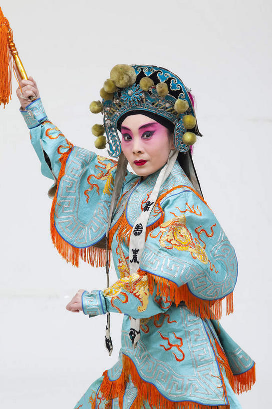 东方人,一个人,演员,站,举,竖图,室内,白天,侧面,民族服装,化妆,亚洲,仅一个年轻女性,仅一个女性,仅一个人,表演,握,灰色背景,服装,头饰,拿,拿着,注视,黄种人,历史,文化,扮演,衣服,蓝色,彩妆,观察,看,托,站着,大衣,握着,摄影,服饰,影棚,观看,察看,演出,衣着,穿着,关注,中国文化,摄影棚,戏剧,表演服,演出服,京剧,将军,戏曲,国粹,花木兰,皮黄,衣饰,英雄,道具服,年轻女性,女人,女性,亚洲人,举起,举手,举着,向上举,向上伸,向上托,站立,半身,彩图,影棚拍摄,传统服装,民俗服,拍摄,京剧服饰,国剧,京戏,平剧,中国戏曲,孝烈将军,女中丈夫,女中豪杰,女将,巾帼英雄,巾帼须眉,传统文化,典故,木兰从军,舞台妆,京剧演员