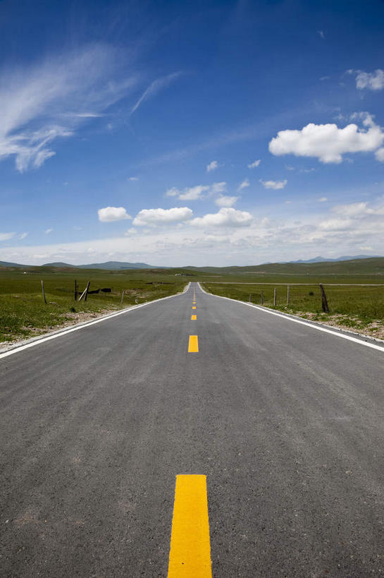 无人,竖图,室外,白天,正面,消失点,旅游,度假,草地,草坪,美景,植物,道路,高速公路,路,公路,中国,亚洲,阴影,光线,影子,景观,云,云朵,分界线,停车线,交通,云彩,娱乐,草,黄色,蓝色,绿色,白云,蓝天,天空,阳光,自然,天,享受,休闲,景色,放松,晴朗,车行道,车行道分界线,自然风光,标线,东亚,车行线,青海,青海省,原子城,金银滩,中华人民共和国,西北地区,青,海北,海北州,海北藏族自治州,晴空,马路,彩图,没影点,灭点,金银滩草原,高等级公路,青海原子城