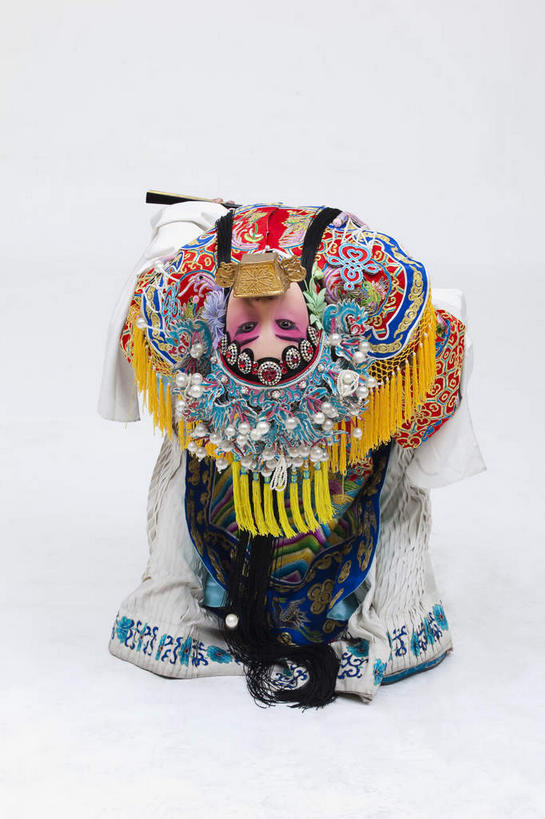 东方人,一个人,演员,音乐家,跪,竖图,室内,白天,民族服装,化妆,亚洲,仅一个年轻女性,仅一个女性,仅一个人,表演,弯腰,握,灰色背景,服装,装饰,头饰,拿,拿着,黄种人,文化,扮演,一个,背面,衣服,彩妆,发饰,酒杯,饰品,美女,握着,摄影,服饰,影棚,单个,华丽,修饰,点缀,演出,衣着,穿着,中国文化,摄影棚,戏剧,表演服,演出服,京剧,配饰,戏曲,国粹,杨贵妃,杨玉环,皮黄,弯身,衬托,美观,雅致,雅观,衣饰,玉人,佳人,道具服,年轻女性,女人,女性,亚洲人,舞蹈家,跪着,彩图,全身,影棚拍摄,传统服装,民俗服,拍摄,京剧服饰,国剧,京戏,平剧,中国戏曲,四大美女,贵妃,羞花,杨太真,传统文化,丽人,美人,舞台妆,京剧演员