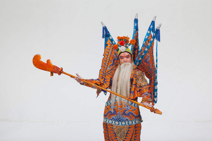 东方人,胡须,一个人,演员,站,横图,室内,白天,正面,民族服装,化妆,竞争,亚洲,仅一个男性,仅一个人,仅一个中年男性,一把,表演,对抗,握,灰色背景,服装,冲突,头饰,刀具,拿,拿着,注视,黄种人,破坏,文化,扮演,衣服,白色,彩妆,刀,观察,看,站着,橙色,大衣,武器,战争,握着,摄影,服饰,影棚,观看,损坏,察看,演出,攻击,威胁,衣着,穿着,对立,关注,矛盾,中国文化,摄影棚,兵器,戏剧,防御,表演服,演出服,京剧,将军,戏曲,国粹,皮黄,敌对,挫败,斗争,抗拒,抗衡,杀伤,威慑,衣饰,将领,道具服,危险,男人,男性,中年男性,亚洲人,胡子,络腮胡,站立,半身,彩图,影棚拍摄,传统服装,民俗服,拍摄,京剧服饰,国剧,京戏,平剧,中国戏曲,传统文化,关内侯,后将军,汉升,黄忠,舞台妆,京剧演员