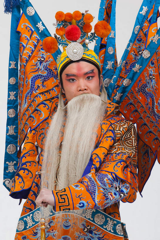 东方人,胡须,一个人,演员,站,竖图,室内,白天,正面,民族服装,化妆,亚洲,仅一个男性,仅一个人,仅一个中年男性,表演,灰色背景,服装,头饰,注视,黄种人,文化,扮演,衣服,白色,彩妆,观察,看,站着,橙色,大衣,摄影,服饰,影棚,观看,察看,演出,衣着,穿着,关注,中国文化,摄影棚,戏剧,表演服,演出服,京剧,将军,戏曲,国粹,皮黄,衣饰,将领,道具服,男人,男性,中年男性,亚洲人,胡子,络腮胡,站立,半身,彩图,影棚拍摄,传统服装,民俗服,拍摄,京剧服饰,国剧,京戏,平剧,中国戏曲,传统文化,关内侯,后将军,汉升,黄忠,舞台妆,京剧演员