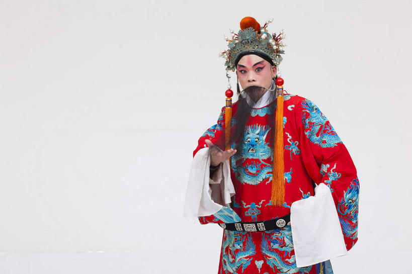 东方人,胡须,一个人,演员,站,横图,室内,白天,正面,民族服装,化妆,亚洲,仅一个男性,仅一个人,仅一个中年男性,表演,灰色背景,服装,头饰,注视,黄种人,文化,扮演,衣服,红色,黑色,彩妆,观察,看,手势,站着,摄影,服饰,影棚,观看,皇帝,权威,察看,演出,衣着,穿着,高贵,关注,中国文化,摄影棚,戏剧,表演服,演出服,京剧,戏曲,国粹,刘备,皮黄,权力,统治,权势,衣饰,天子,九五之尊,圣上,统治者,陛下,官家,势力,道具服,男人,男性,中年男性,亚洲人,胡子,络腮胡,站立,半身,彩图,影棚拍摄,传统服装,民俗服,拍摄,京剧服饰,国剧,京戏,平剧,中国戏曲,昭烈皇帝,烈祖,刘玄德,传统文化,舞台妆,京剧演员