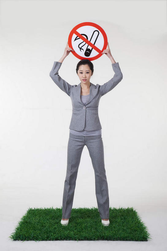 东方人,一个人,商务人士,商务女性,站,举,竖图,室内,白天,正面,草地,草坪,植物,香烟,亚洲,仅一个年轻女性,仅一个女性,仅一个人,握,灰色背景,套装,圆形,图形,圆,几何,警告,拿,拿着,注视,黄种人,草,红色,绿色,黑色,草皮,观察,看,托,站着,烟,警示,握着,摄影,影棚,观看,禁止,提醒,察看,关注,禁烟,数学,提示,限制,摄影棚,商务装,工薪阶层,人造草皮,年轻女性,女人,女性,亚洲人,白领,上班族,卷烟,烟草,纸烟,举起,举手,举着,向上举,向上伸,向上托,站立,彩图,全身,影棚拍摄,拍摄,几何图形,平面图形